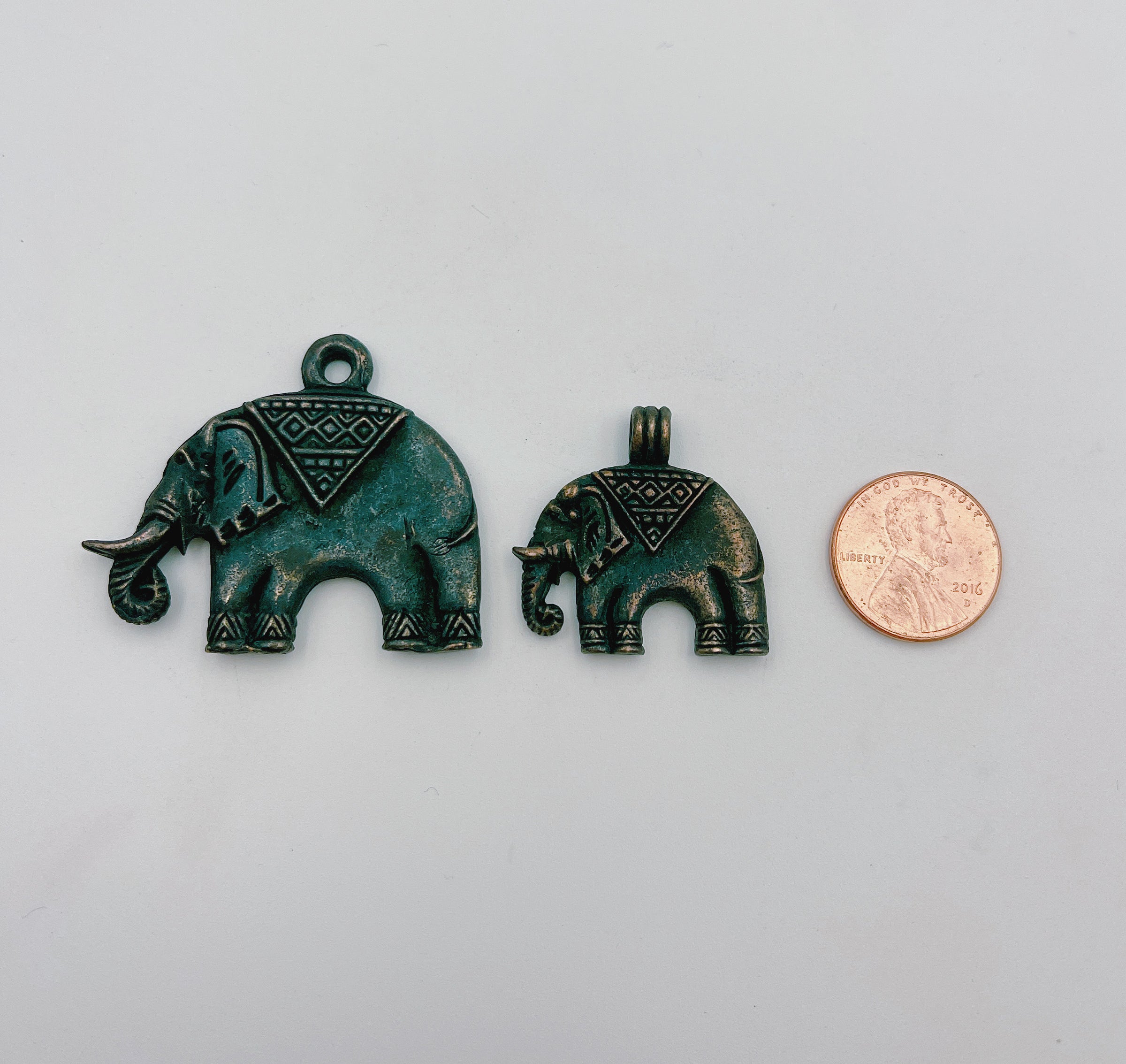 Rustic Gold Elephant Charm, Aged Copper Elephant Charm, Antique Elephant for Bracelet Necklace Jewelry Making Supply, 28/43mm, CP1383