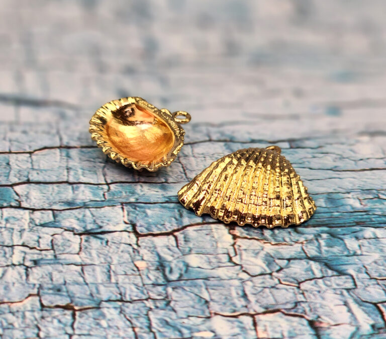 18K Gold Filled Clam Shell Charm, Scallop Pendant, Dainty Shell Charm, Gold Sea Shell Pendant for Bracelet Earring Necklace Component, CP1798